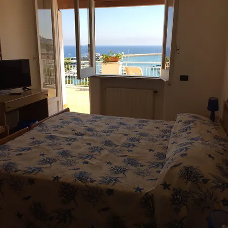 Pithaecusa 3*