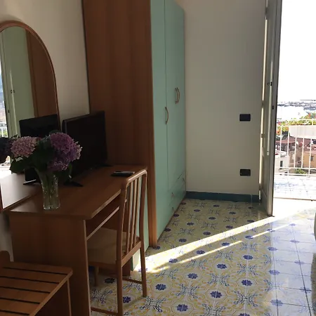 Hotel Pithaecusa 3*
