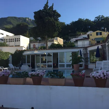 Hotel Pithaecusa 3*
