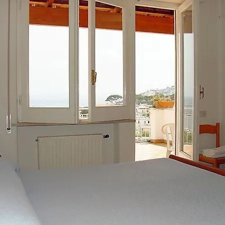 Hotel Pithaecusa 3*